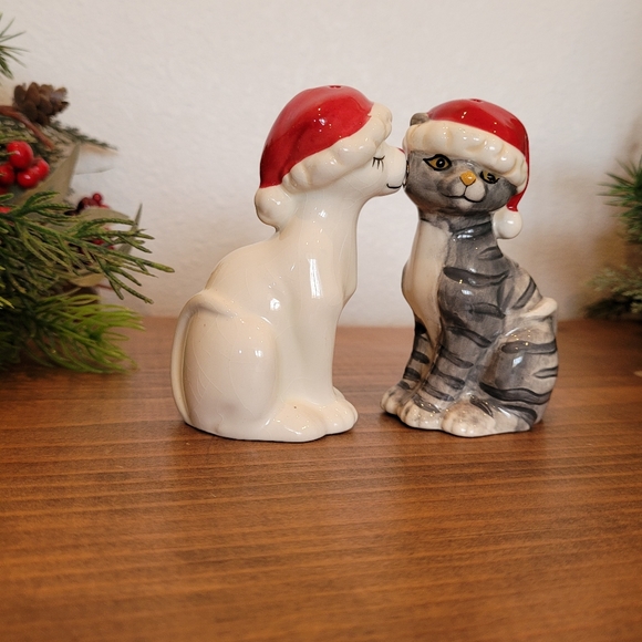 Mwah! Cats in Santa Hats Magnetic Salt  and Pepper Shakers. - Picture 2 of 9